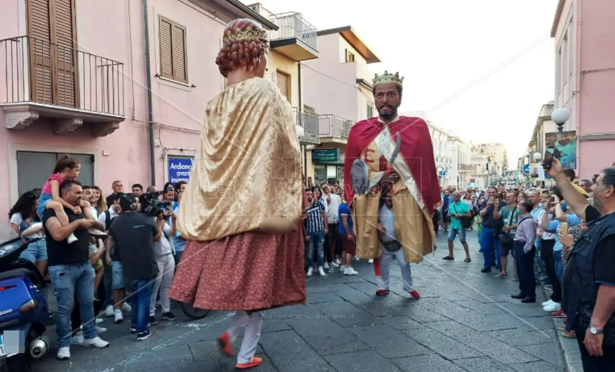 Il ballo dei giganti, fuochi d’artificio e spumante: festa a Palmi per l’elezione di Ranuccio