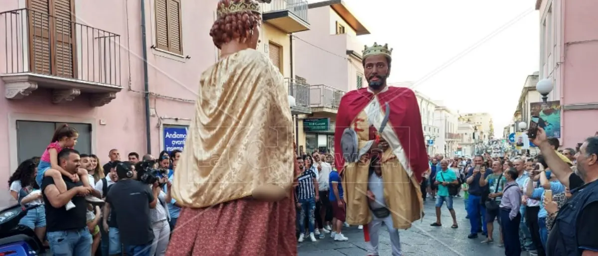 Il ballo dei giganti, fuochi d’artificio e spumante: festa a Palmi per l’elezione di Ranuccio