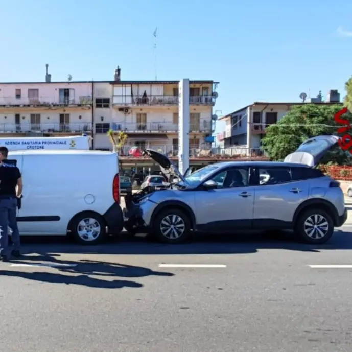 Tamponamento alle porte di Crotone: coinvolte nell’incidente tre auto