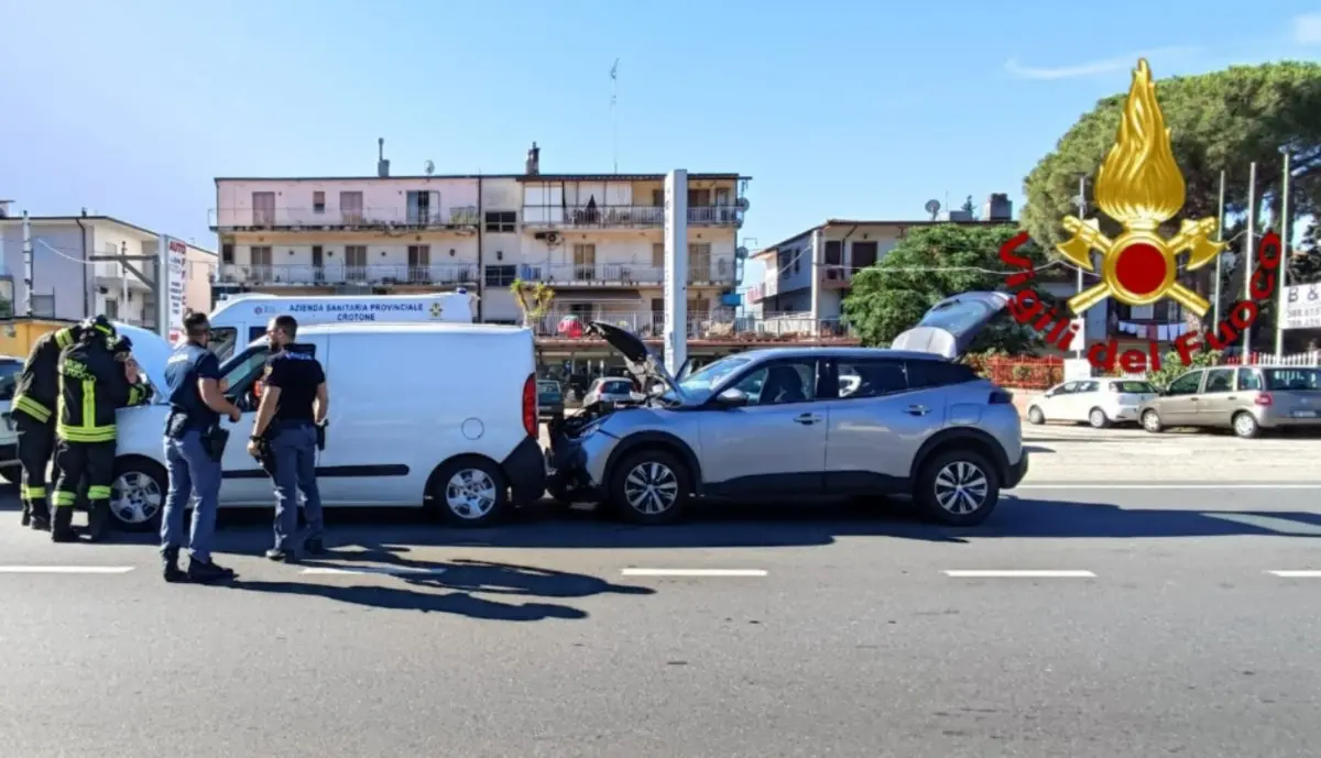 Tamponamento alle porte di Crotone: coinvolte nell’incidente tre auto