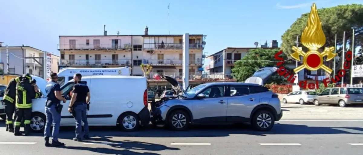 Tamponamento alle porte di Crotone: coinvolte nell’incidente tre auto