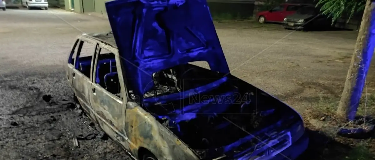 Ennesima auto in fiamme a Corigliano Rossano: indagini in corso