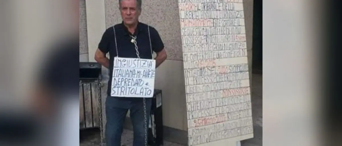 Imprenditore si incatena davanti al Tribunale: «Assolto ma non mi restituiscono i beni, vivo con 300 euro al mese»