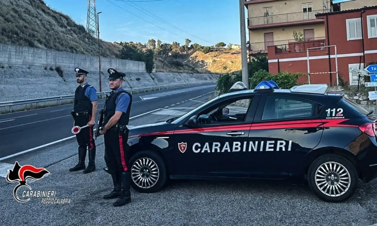 Minacciava i passanti armato di coltello, 37enne arrestato nel Reggino