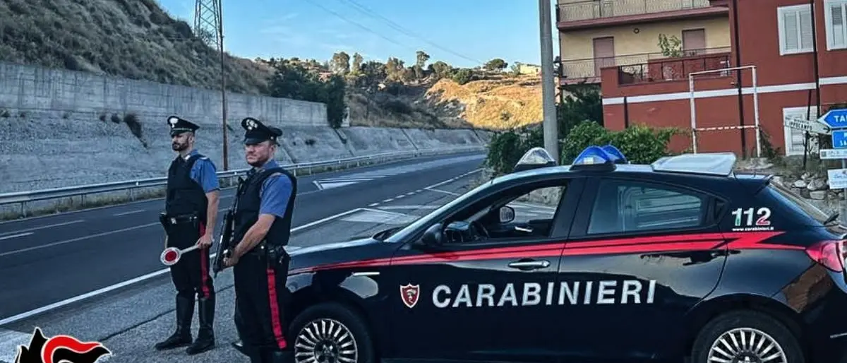Minacciava i passanti armato di coltello, 37enne arrestato nel Reggino
