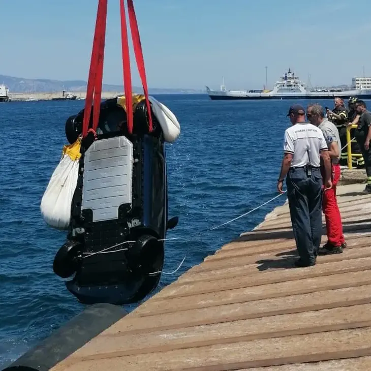 Reggio, un’auto cade nelle acque del porto: 60enne salvato dalla polizia e capitaneria di porto