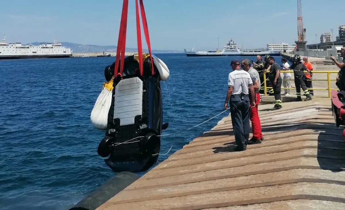 Reggio, un’auto cade nelle acque del porto: 60enne salvato dalla polizia e capitaneria di porto