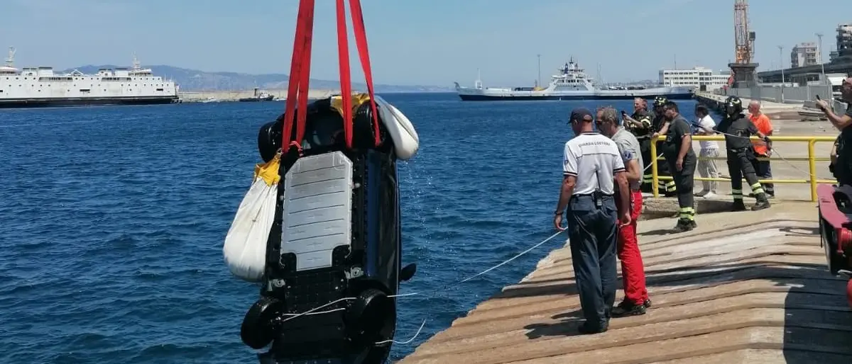 Reggio, un’auto cade nelle acque del porto: 60enne salvato dalla polizia e capitaneria di porto