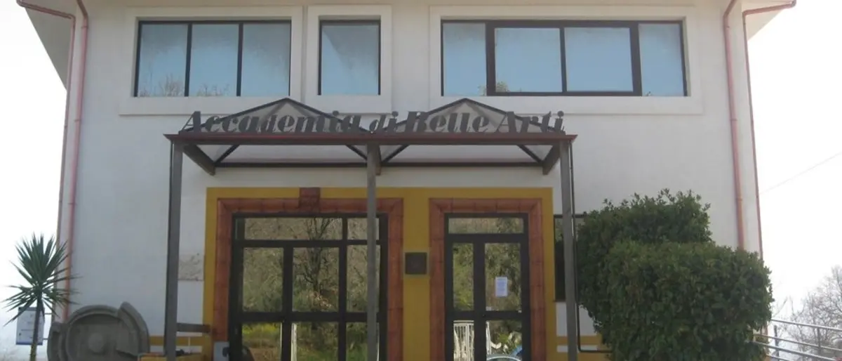 Corruzione e diplomi falsi a Vibo, chiuse le indagini: più di 70 le persone coinvolte