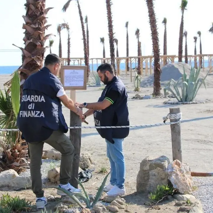 Gizzeria Lido, sequestrato noto stabilimento balneare per occupazione abusiva di suolo demaniale: denunciato il titolare
