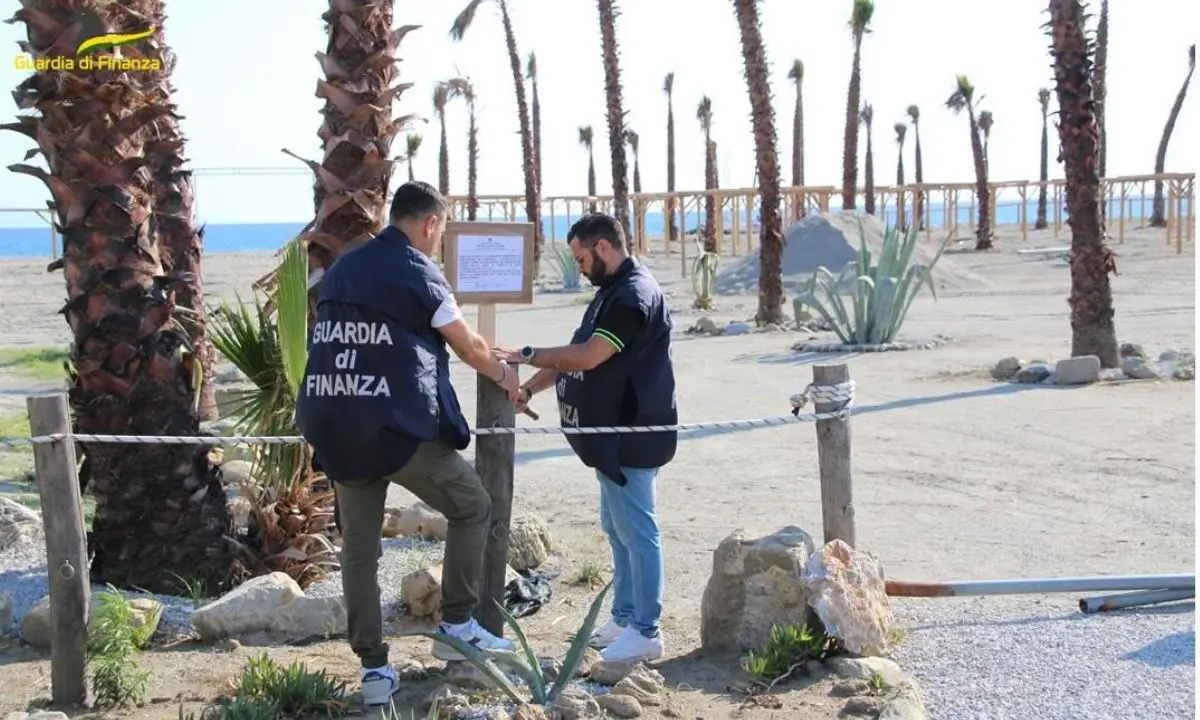 Gizzeria Lido, sequestrato noto stabilimento balneare per occupazione abusiva di suolo demaniale: denunciato il titolare