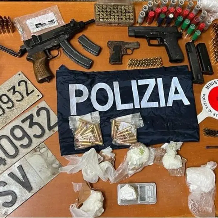 Una mitraglietta, due pistole e 300 grammi di cocaina: sequestro della polizia nelle Preserre vibonesi