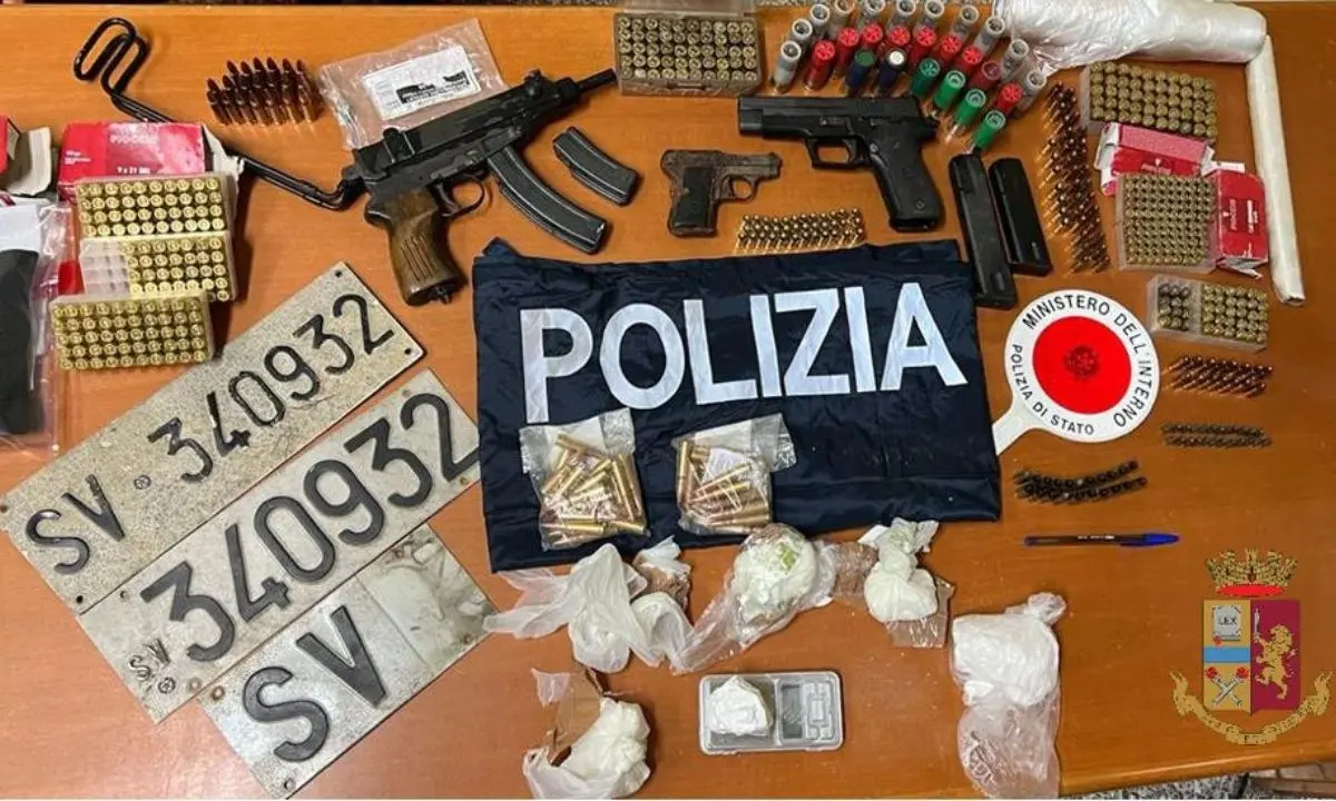 Una mitraglietta, due pistole e 300 grammi di cocaina: sequestro della polizia nelle Preserre vibonesi