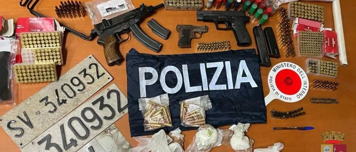 Una mitraglietta, due pistole e 300 grammi di cocaina: sequestro della polizia nelle Preserre vibonesi