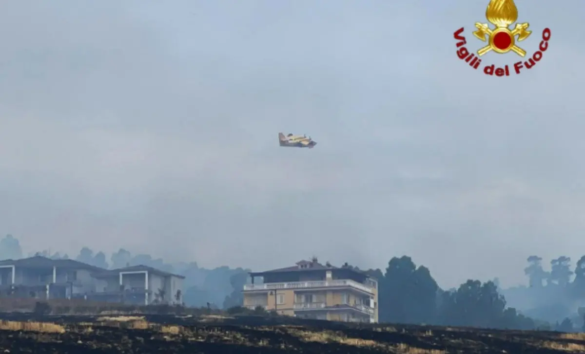 Incendi nel Crotonese, fronte di fuoco nei pressi delle abitazioni: giornata di lavoro per i pompieri