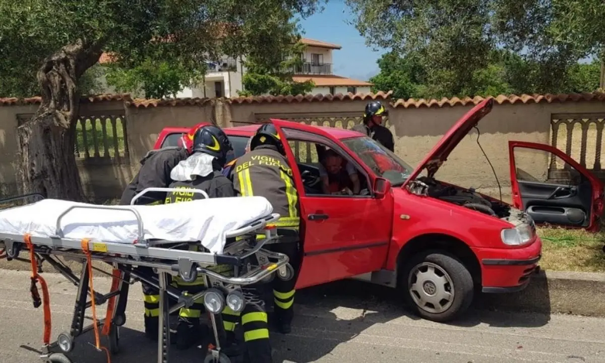 Scontro tra due auto sulla Sp 17 nel Vibonese, due feriti trasportati in ospedale