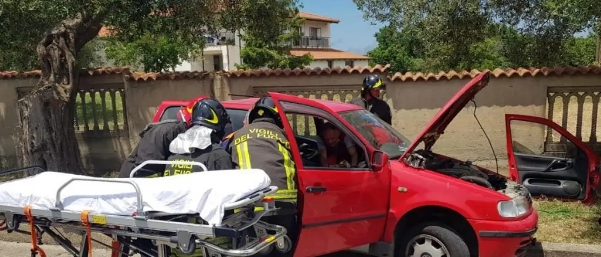 Scontro tra due auto sulla Sp 17 nel Vibonese, due feriti trasportati in ospedale