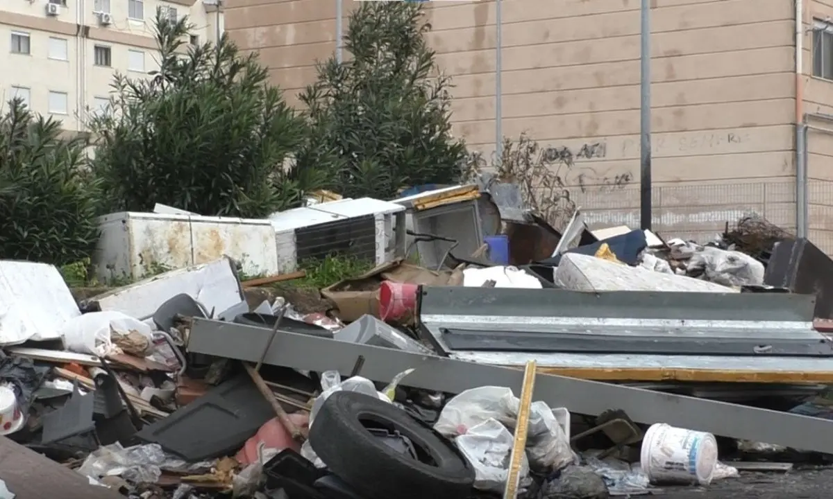 Reggio, il quartiere di Arghillà è diventato una discarica: i cittadini scrivono al Governo