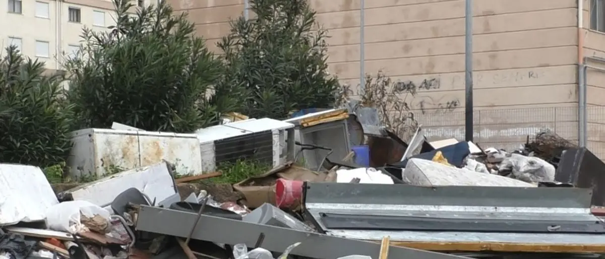 Reggio, il quartiere di Arghillà è diventato una discarica: i cittadini scrivono al Governo