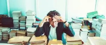 La burocrazia soffoca i Comuni: in Italia spese per 14.5 miliardi, la Calabria tra le regioni più tartassate