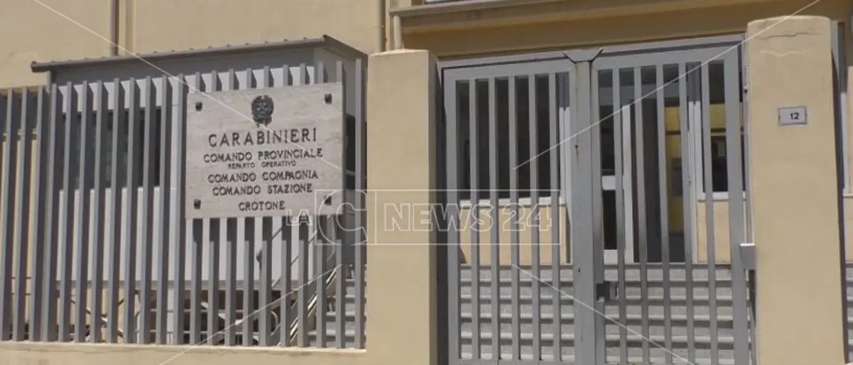 Maltratta per anni la madre anziana, 50enne del Crotonese arrestato dopo la denuncia della donna