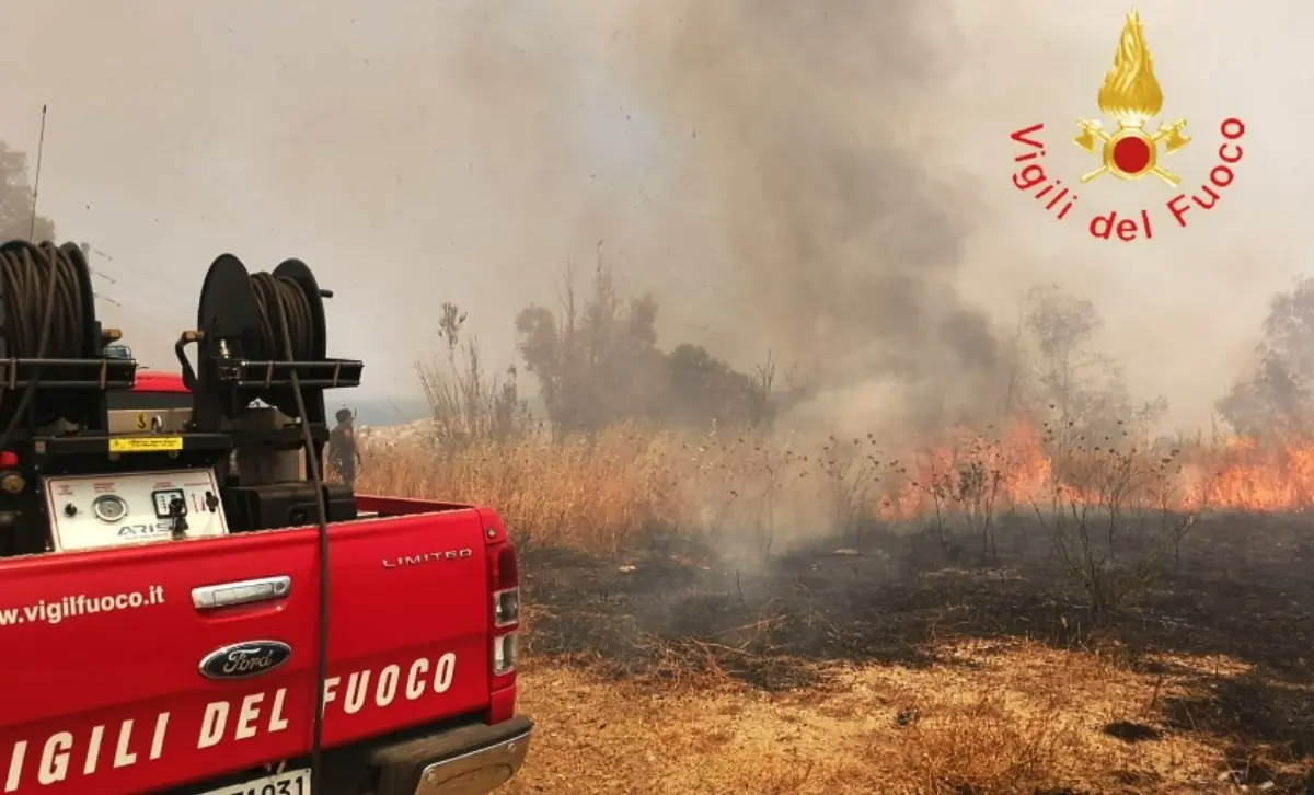 Incendi boschivi, fiamme nella zona Sud di Crotone e a Scandale