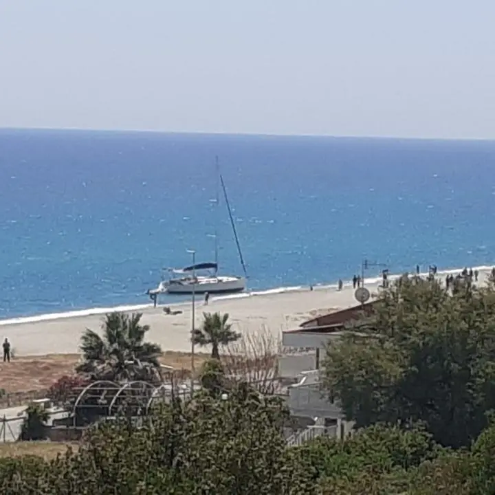 Migranti, ancora sbarchi in Calabria: 50 persone arrivate nel pomeriggio nella Locride