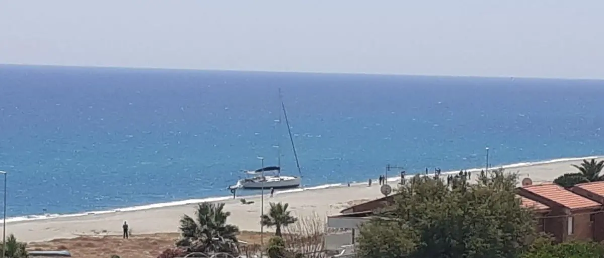 Migranti, ancora sbarchi in Calabria: 50 persone arrivate nel pomeriggio nella Locride