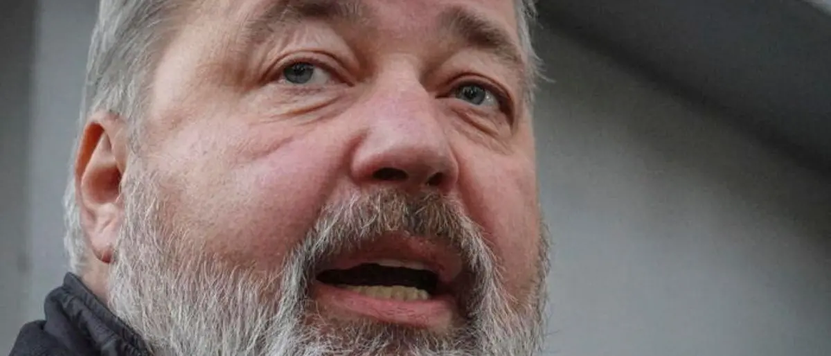Il giornalista russo Muratov mette all’asta la medaglia del Nobel: 103,5 mln di dollari ai profughi ucraini
