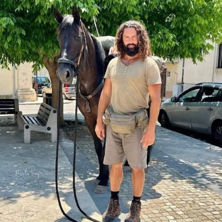 Il giro d’Italia in sella a un cavallo, Cristian Moroni fa tappa in Calabria