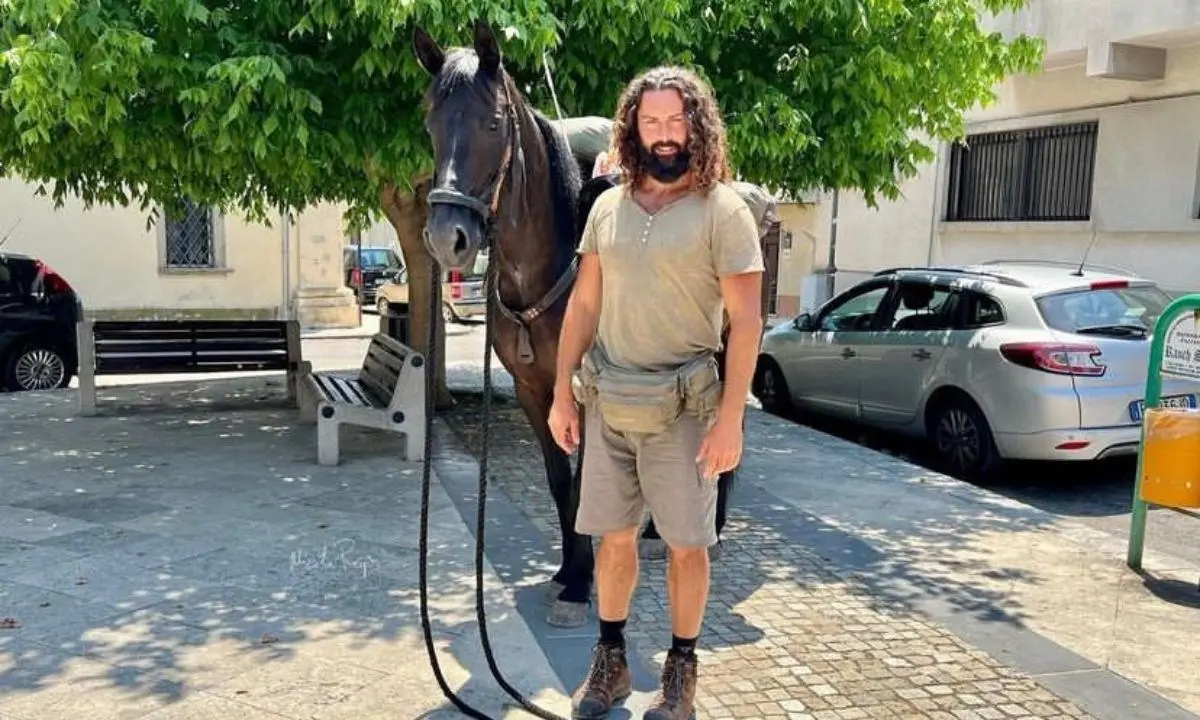 Il giro d’Italia in sella a un cavallo, Cristian Moroni fa tappa in Calabria