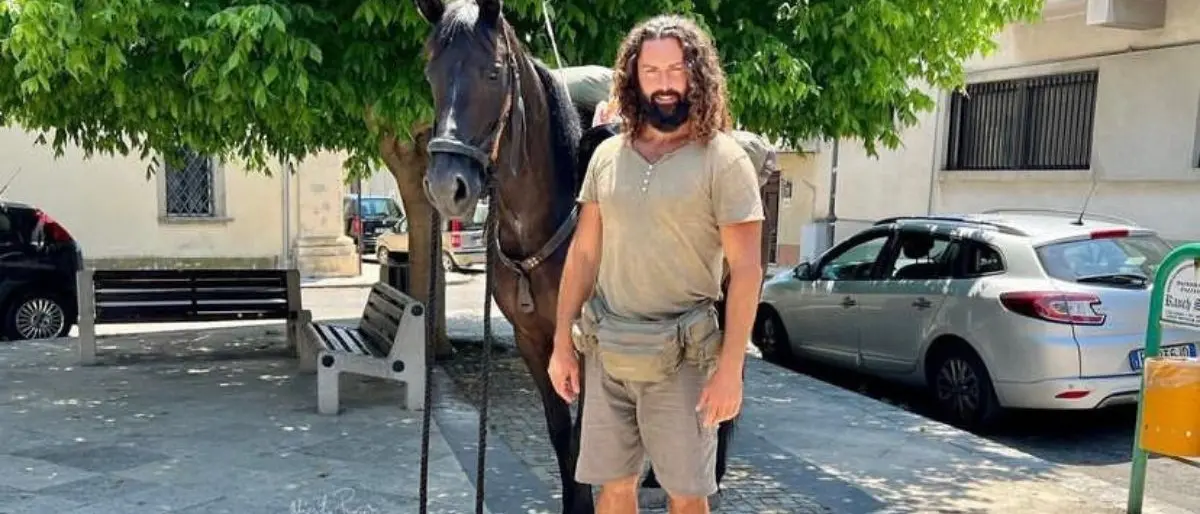 Il giro d’Italia in sella a un cavallo, Cristian Moroni fa tappa in Calabria