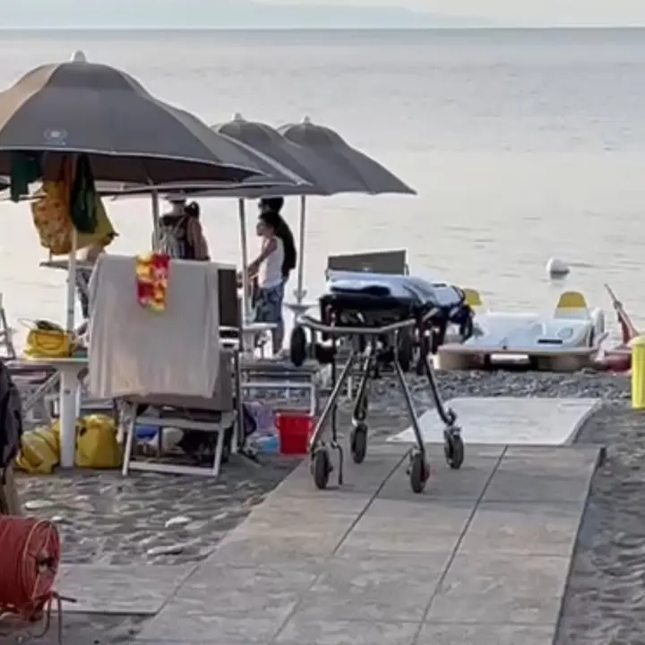 Ragazzi trascinano a riva il corpo senza vita di un sub: dramma del mare a Corigliano Rossano