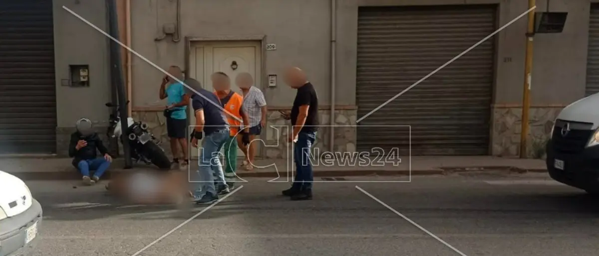 Incidente a Crosia, centauro travolge un pedone: sul posto 118 e forze dell’ordine