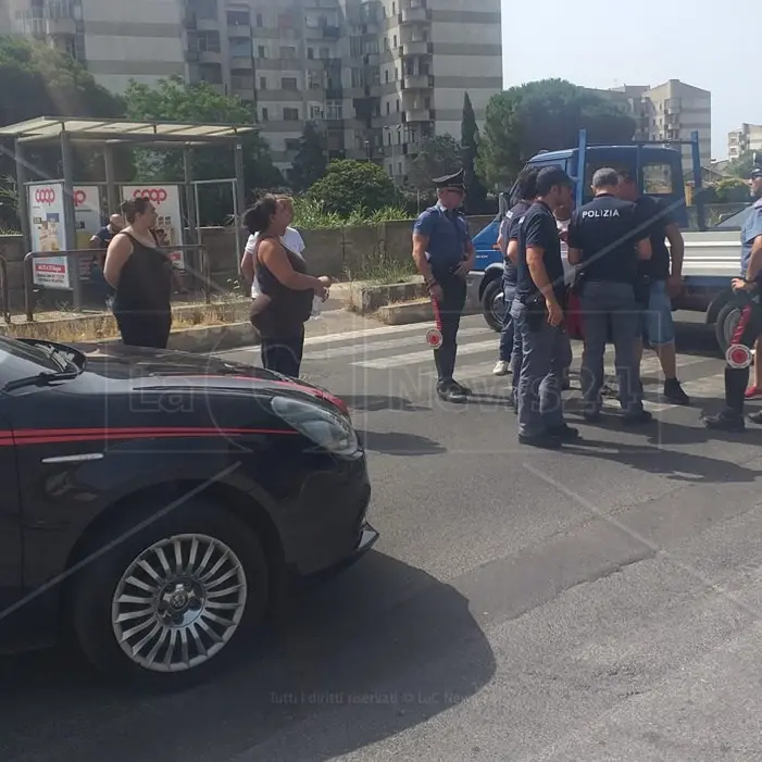 Cittadini ancora senz’acqua a Catanzaro: residenti bloccano la strada a viale Isonzo