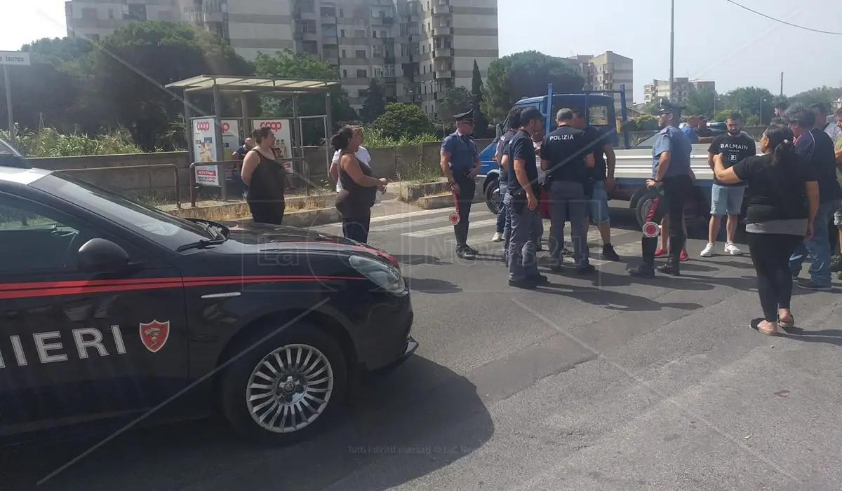 Cittadini ancora senz’acqua a Catanzaro: residenti bloccano la strada a viale Isonzo