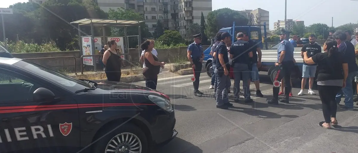 Cittadini ancora senz’acqua a Catanzaro: residenti bloccano la strada a viale Isonzo