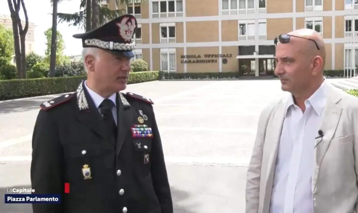 Il comandante Legione carabinieri Calabria a Piazza parlamento: «Noi vicini ai cittadini»