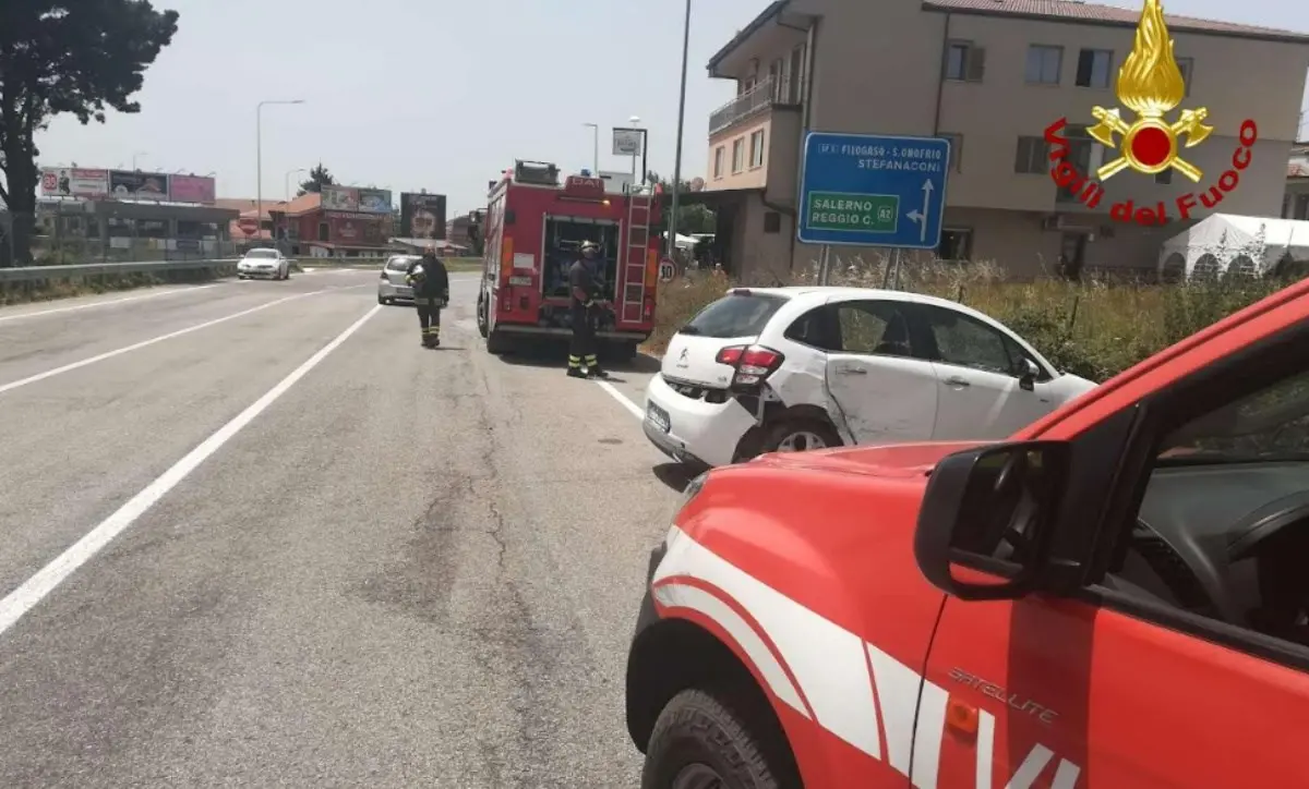 Incidente tra due auto nei pressi dello svincolo autostradale di Sant’Onofrio