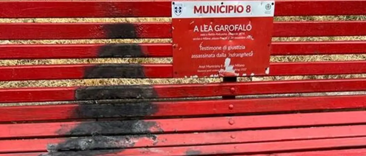 Milano, tentano di bruciare la panchina dedicata a Lea Garofalo: «Vile gesto»