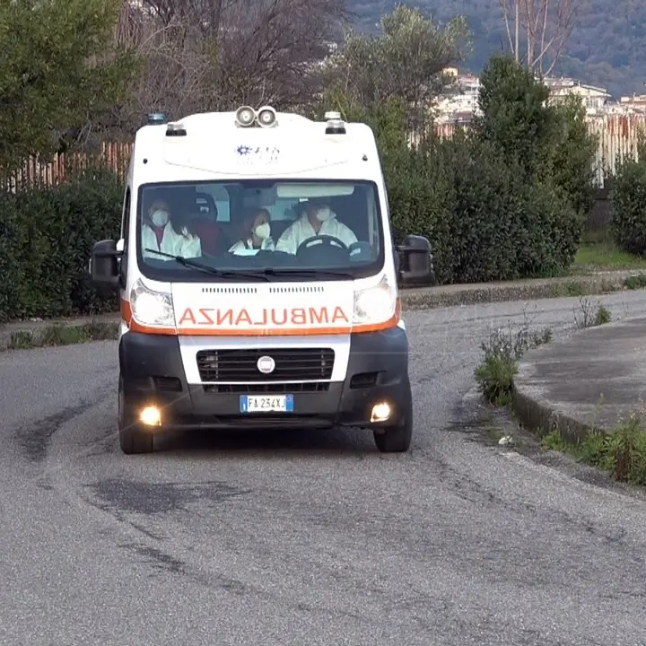 Incidente a Tortora sulla statale 18, nello scontro tra due moto muore un 41enne