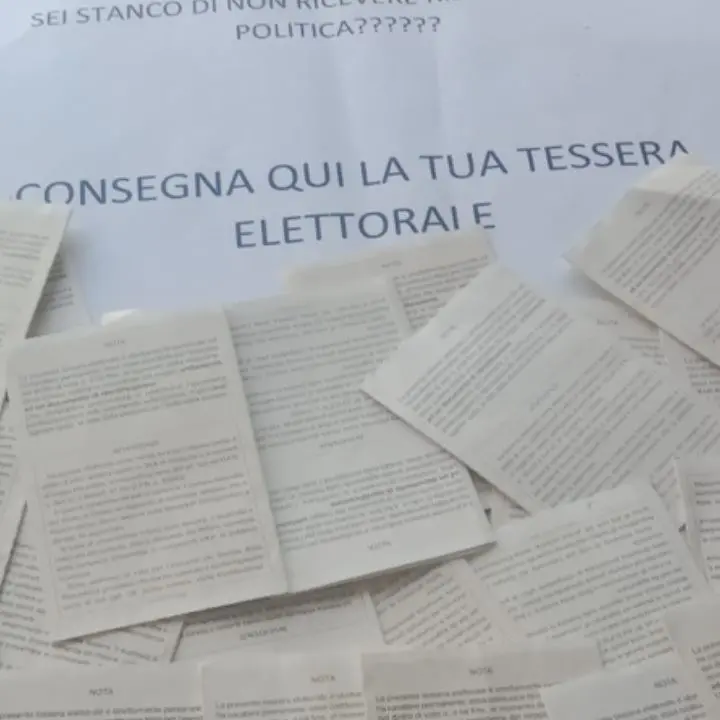 L’ospedale è chiuso e Occhiuto non li riceve: i cittadini della Valle dell’Esaro restituiscono le tessere elettorali