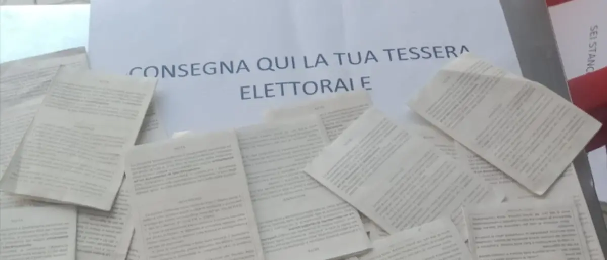 L’ospedale è chiuso e Occhiuto non li riceve: i cittadini della Valle dell’Esaro restituiscono le tessere elettorali