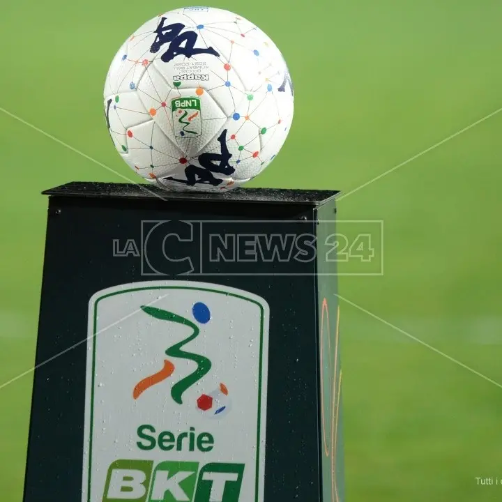 Serie B, la possibile data dei calendari: confermati i format di play-off e play-out