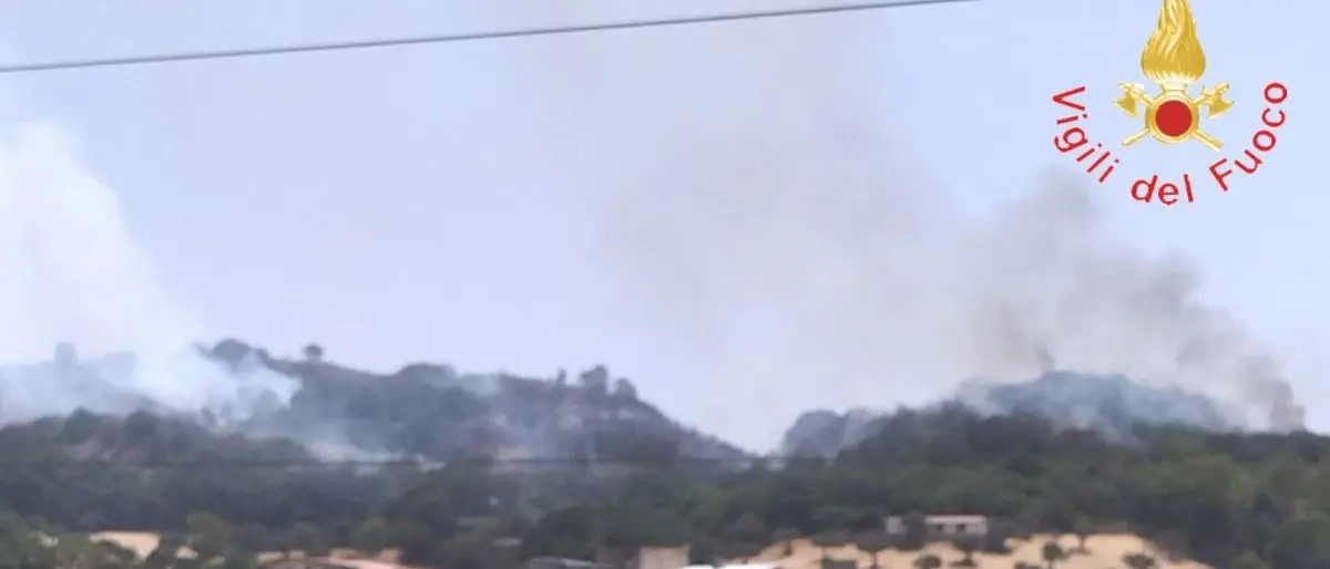Calabria già nella morsa degli incendi, roghi in tutta la regione: vigili del fuoco al lavoro - LIVE
