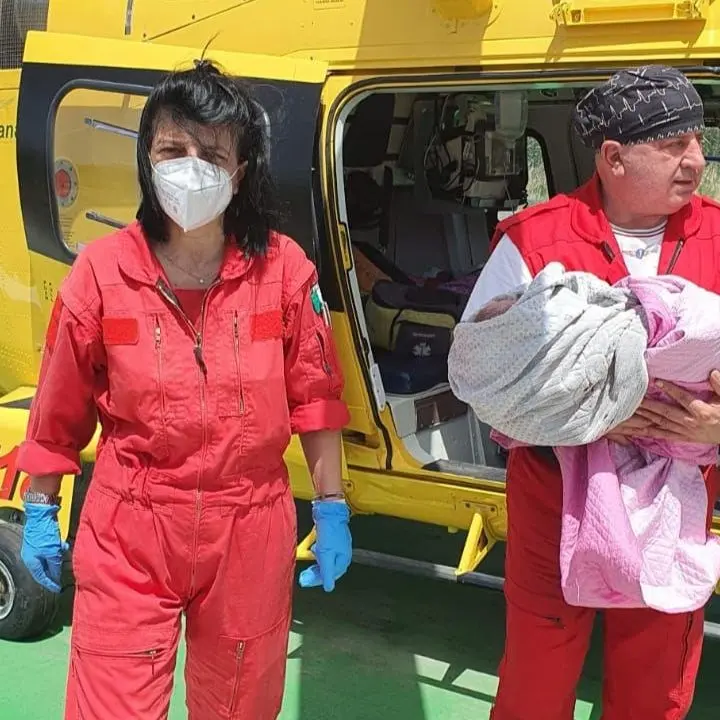 Partorisce in casa nel Crotonese, i sanitari arrivano in elicottero e salvano mamma e figlio