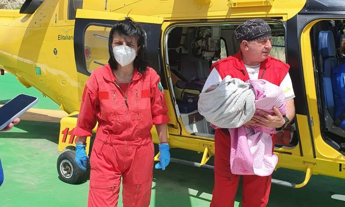 Partorisce in casa nel Crotonese, i sanitari arrivano in elicottero e salvano mamma e figlio