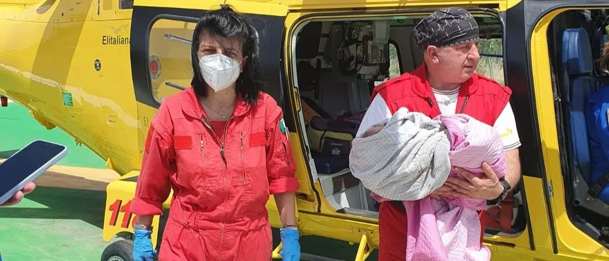 Partorisce in casa nel Crotonese, i sanitari arrivano in elicottero e salvano mamma e figlio