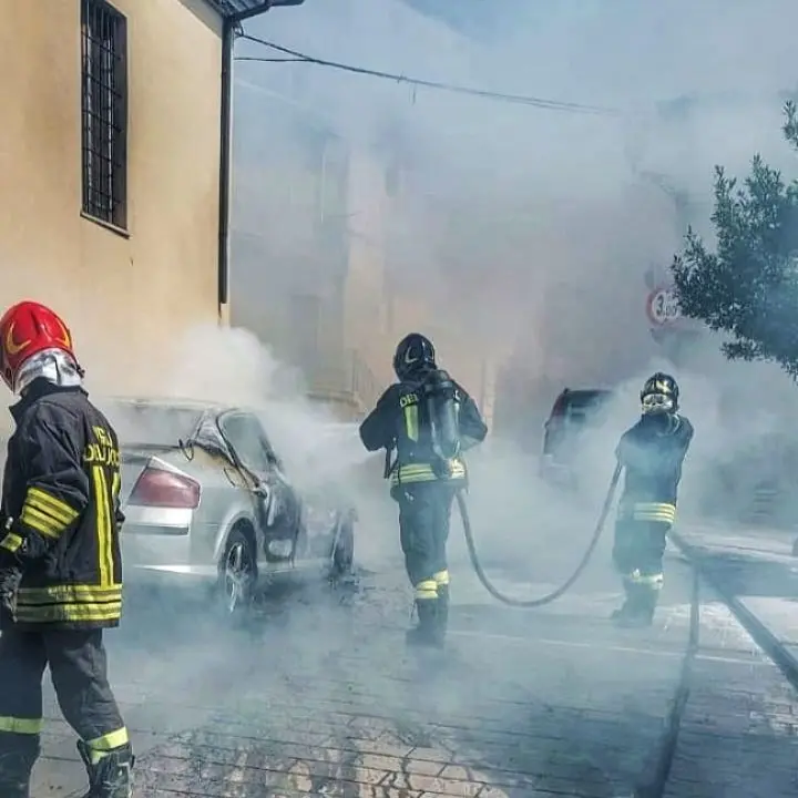 In fiamme un’auto nel Catanzarese: un guasto al motore all’origine dell’incendio