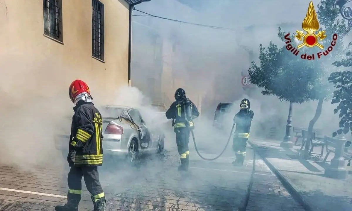 In fiamme un’auto nel Catanzarese: un guasto al motore all’origine dell’incendio